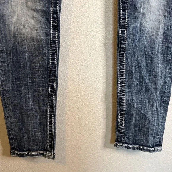 Miss Me Mid Rise Cuffed Skinny Jean Size 27 Rhinestone Cross - Picture 10 of 11